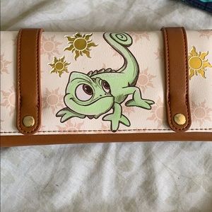 Tangled wallet